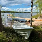 Villa Ulvontaehti - Moderni Moekki Jaerven Rannalla