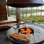 Ulvontaehti - Moderni Moekki Jaerven Rannalla Ulvo