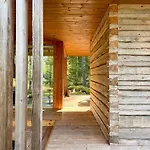 Villa Ulvontaehti - Moderni Moekki Jaerven Rannalla