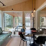 Villa Ulvontaehti - Moderni Moekki Jaerven Rannalla *