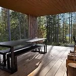 Ulvontaehti - Moderni Moekki Jaerven Rannalla
