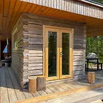 Ulvontaehti - Moderni Moekki Jaerven Rannalla Ulvo