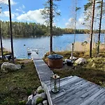 Villa Ulvontaehti - Moderni Moekki Jaerven Rannalla Ulvo