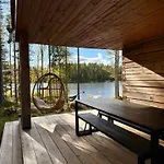 Ulvontaehti - Moderni Moekki Jaerven Rannalla Ulvo