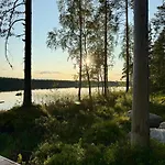 Ulvontaehti - Moderni Moekki Jaerven Rannalla * Ulvo